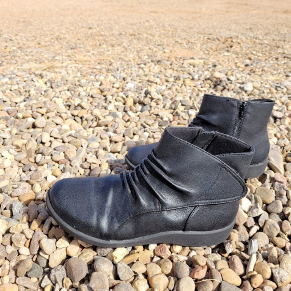 Cloudsteppers by Clarks 8.5 US Black Booties